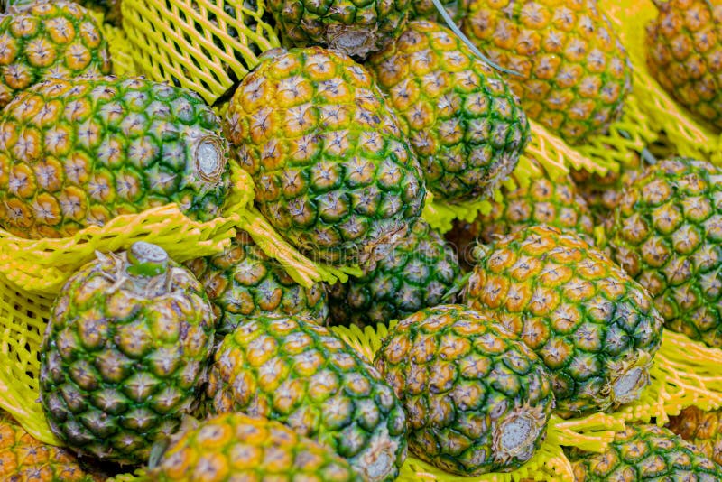 Ananas in de markt voor verkoop aan klanten , Ananasachtergrond stock afbeelding Ananas in de markt voor verkoop aan klanten , Ananasachtergrond stock afbeelding