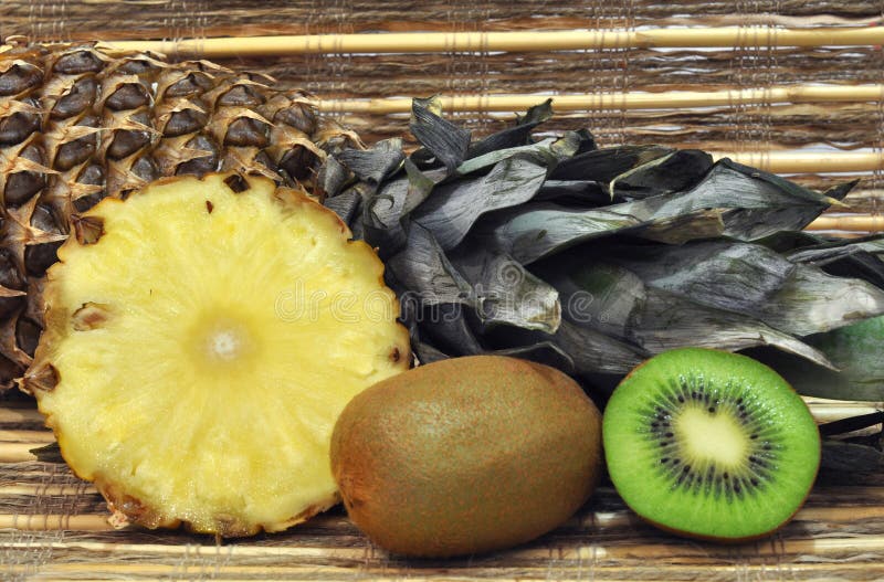 Ananas e kiwi immagine stock. Immagine di kiwi, tropicale - 17194409