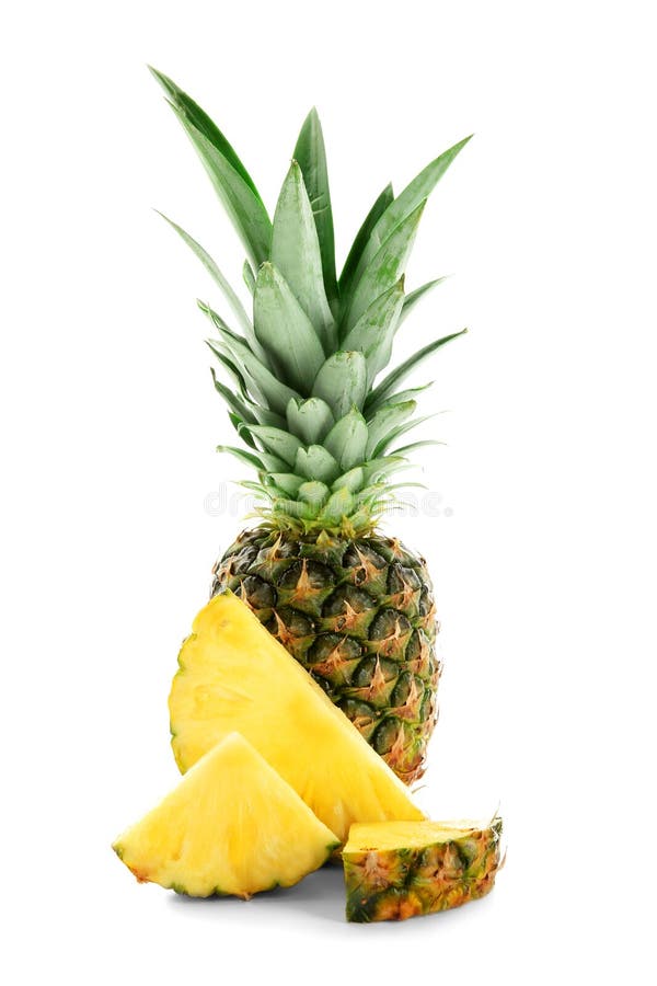 Ananas et tranches mûrs frais sur le fond blanc images libres de droits Ananas et tranches mûrs frais sur le fond blanc images libres de droits