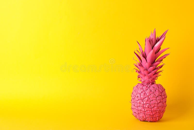 Ananas mit rosa Ananas auf gelbem Hintergrund. Ananas mit rosafarbenem Ananas auf gelbem Hintergrund, Leerzeichen für Text