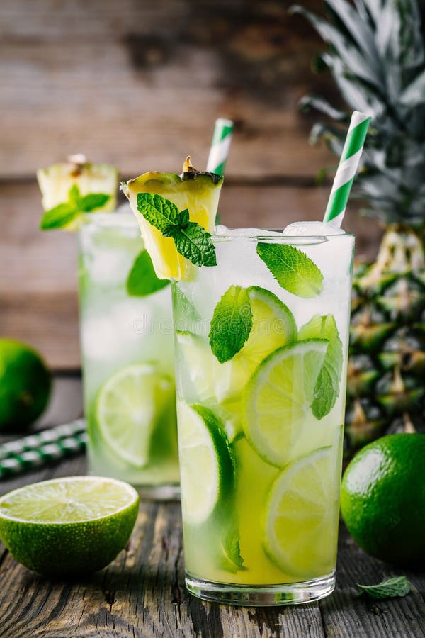 Ananas Mojito-Sangria Mit Kalkscheiben Und Minze Im Glas Stockbild ...