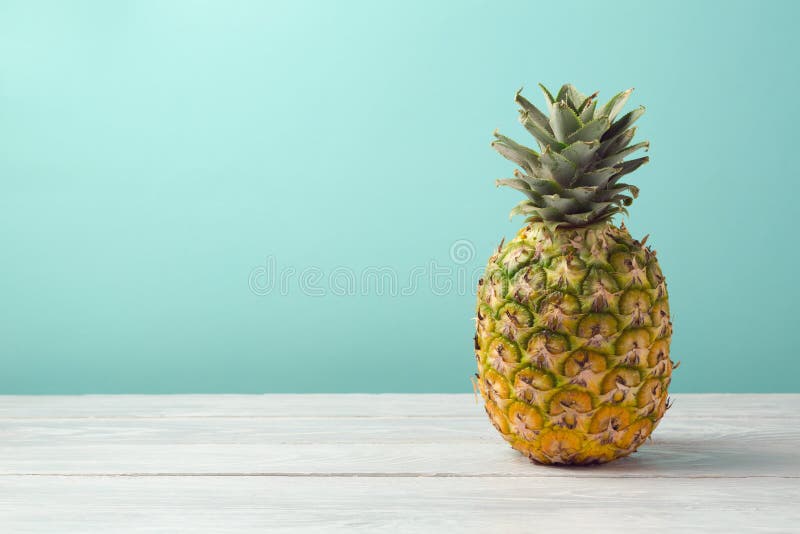 Ananas på trätabellen över mintkaramellbakgrund tropisk semester för sommar arkivbilder Ananas på trätabellen över mintkaramellbakgrund tropisk semester för sommar arkivbilder