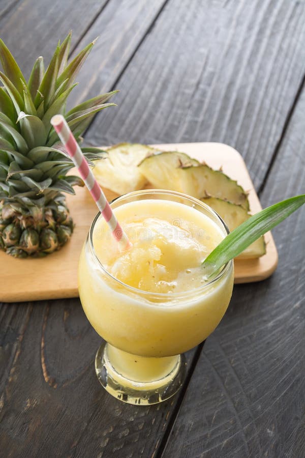 Ananas Smoothie stockbild. Bild von getrennt, tropisch - 78240959