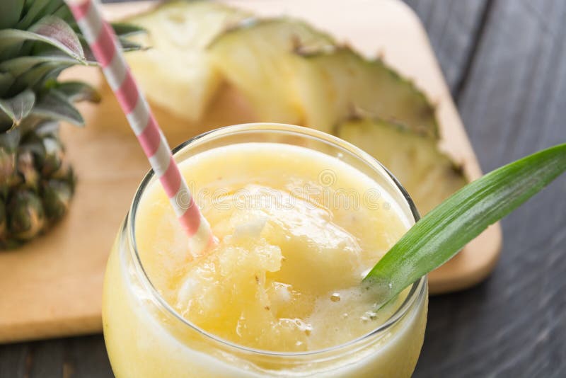 Ananas smoothie stock foto. Image of munt, glas, vers - 79035034