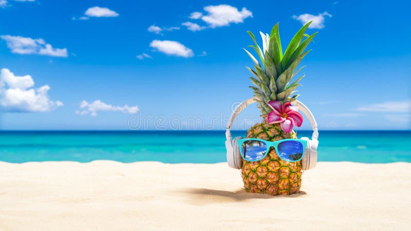 Ananas z okularami przeciwsłonecznymi i słuchawkami na koncepcji wakacji na plaży tropikalnej obrazy royalty free Ananas z okularami przeciwsłonecznymi i słuchawkami na koncepcji wakacji na plaży tropikalnej obrazy royalty free