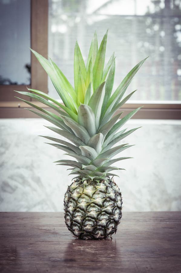 Ananasfruit op houten lijst royalty-vrije stock fotografie Ananasfruit op houten lijst royalty-vrije stock fotografie