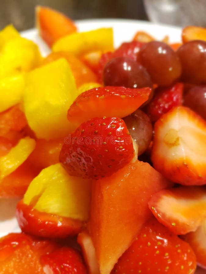 Ananassi di uva di fragole a forma di frutta fotografie stock libere da diritti