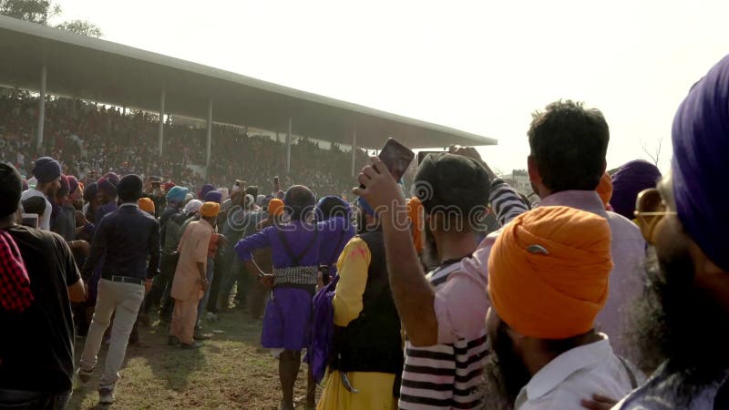 Anandpur Sahib, India-20180302- Hola Mohalla - festival sikh - audiência fecha trajetos da corrida de cavalos