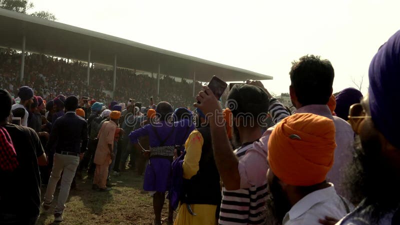 Anandpur Sahib, Índia - 20180302 - Hola Mohalla - festival sikh - audiência fecha o trajeto da corrida de cavalos