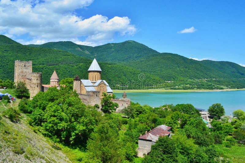 Ananuri, kasteel complex op de Aragvi-Rivier in Georgi? stock afbeeldingen Ananuri, kasteel complex op de Aragvi-Rivier in Georgi? stock afbeeldingen