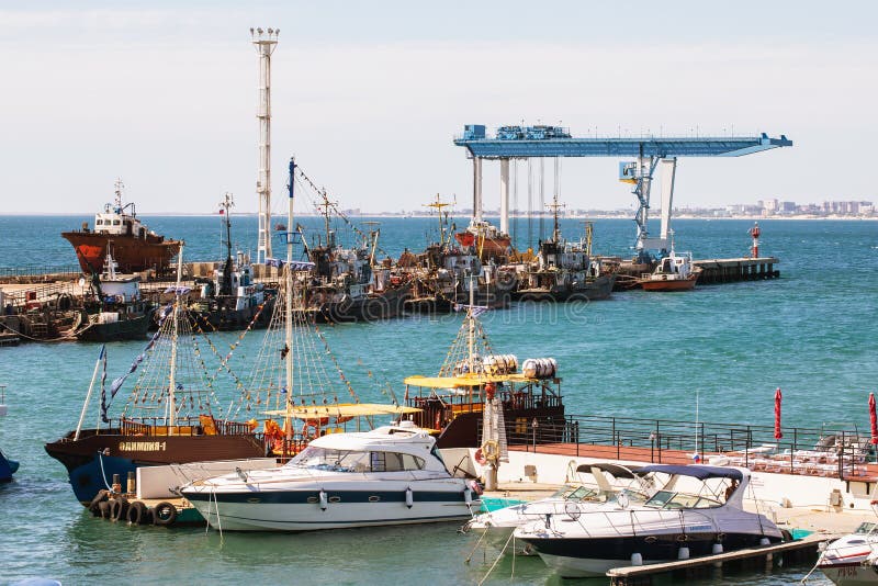 ANAPA, RUSIA - 5 DE JULIO DE 2019: Puerto marítimo con embarcaciones y otros equipos en Anapa Región de Krasnodar fotografía de archivo ANAPA, RUSIA - 5 DE JULIO DE 2019: Puerto marítimo con embarcaciones y otros equipos en Anapa Región de Krasnodar fotografía de archivo
