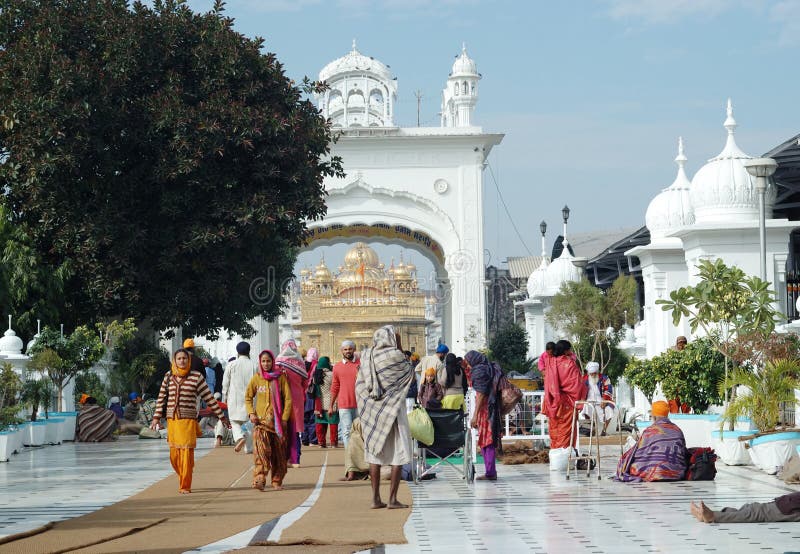 Anbetern besuchen berühmten goldenen Tempel, Amritsar, Indien stockfotografie Anbetern besuchen berühmten goldenen Tempel, Amritsar, Indien stockfotografie