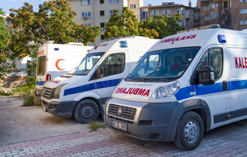 Ancara/Turquia 23 de junho de 2019: Três ambulâncias estacionadas e salvamento de espera imagem de stock royalty free Ancara/Turquia 23 de junho de 2019: Três ambulâncias estacionadas e salvamento de espera imagem de stock royalty free