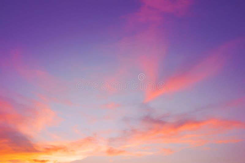 Anche cielo con il contesto porpora, rosa, ultravioletto ed arancio della nuvola di tramonto del cielo Bello naturale dell'estrat immagini stock libere da diritti Anche cielo con il contesto porpora, rosa, ultravioletto ed arancio della nuvola di tramonto del cielo Bello naturale dell'estrat immagini stock libere da diritti
