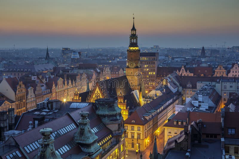 Anche sopra il mercato della città di Wroclaw, vista su municipio - Wroclaw, Polonia immagine stock libera da diritti Anche sopra il mercato della città di Wroclaw, vista su municipio - Wroclaw, Polonia immagine stock libera da diritti