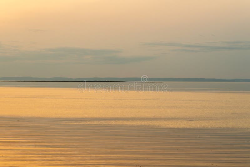 Anche ultima luce solare sul fiume di StLawrence, la Quebec immagini stock Anche ultima luce solare sul fiume di StLawrence, la Quebec immagini stock