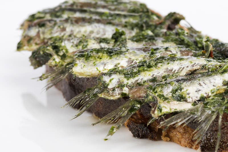 Anchois sur l'huile et le persil de pain photographie stock Anchois sur l'huile et le persil de pain photographie stock