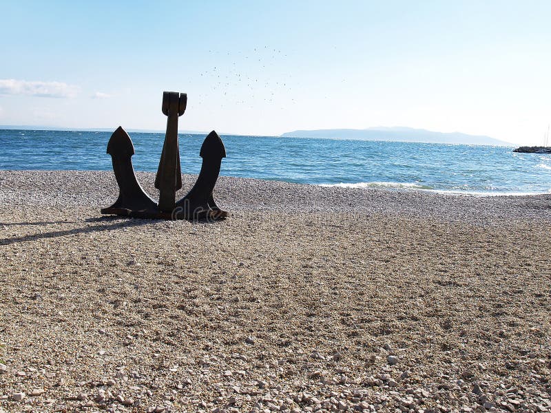 Ancoraggio su una spiaggia, vicino al mare.