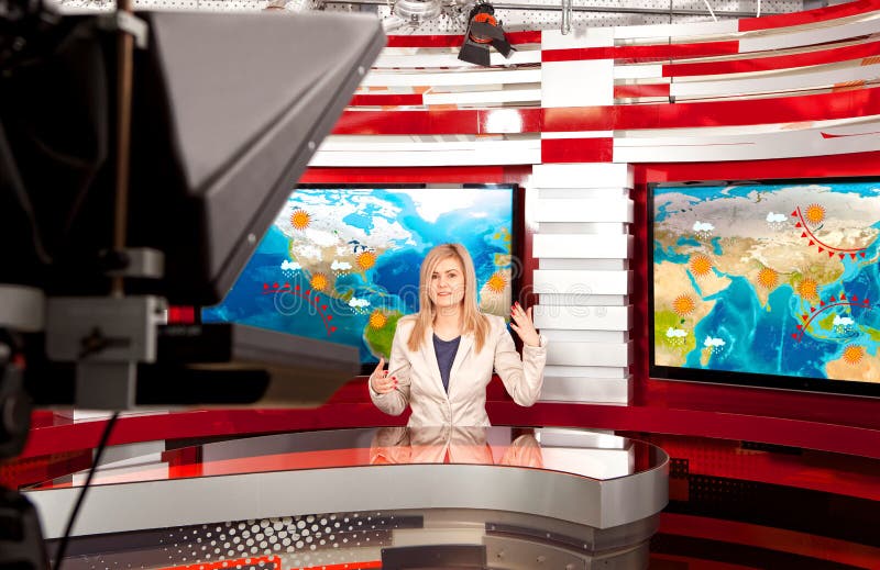 Anchorwoman de la televisión de la previsión metereológica A en el estudio fotografía de archivo Anchorwoman de la televisión de la previsión metereológica A en el estudio fotografía de archivo