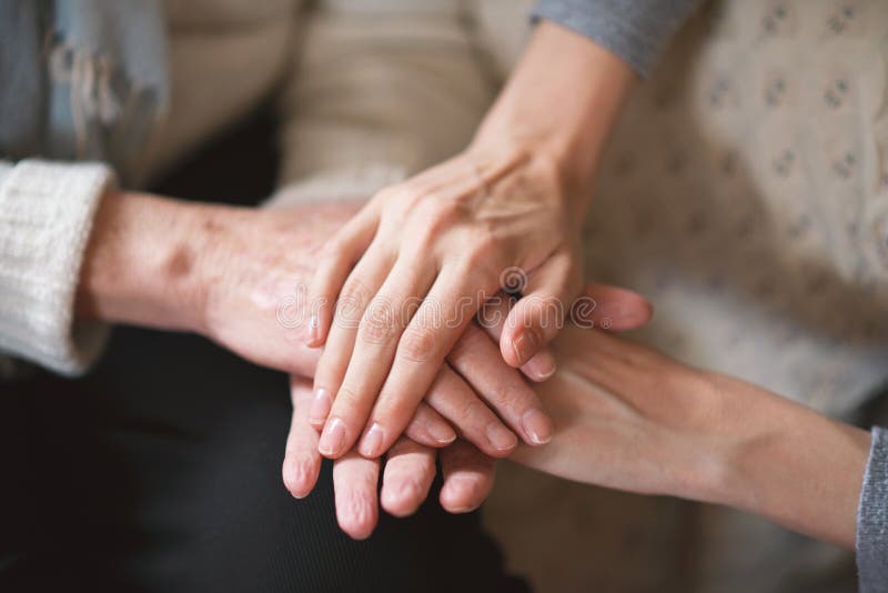 Anciana Cogiendo La Mano Con Su Hija Foto de archivo - Imagen de amor