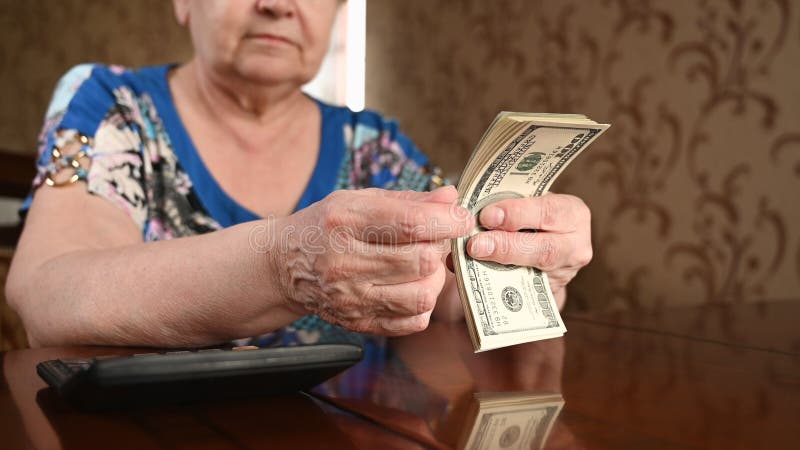 veneno código postal Factura Anciana Contando Billetes De Cien Dólares Imagen de archivo - Imagen de  selectivo, abuela: 216872425