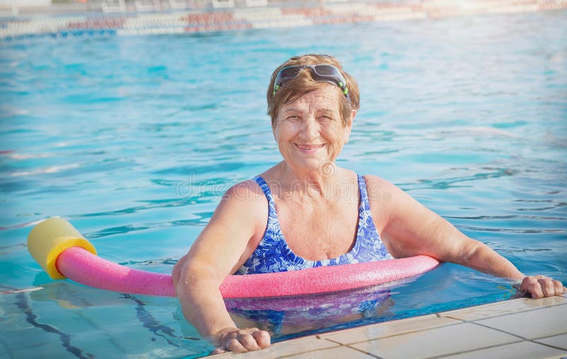 Mujer Mayor De 50 Años En Traje De Baño De Gafas Deportivas Haciendo Aqua  Fitness Con Fideos De Natación En La Piscina. Imagen de archivo - Imagen de  anteojos, feliz: 277082711