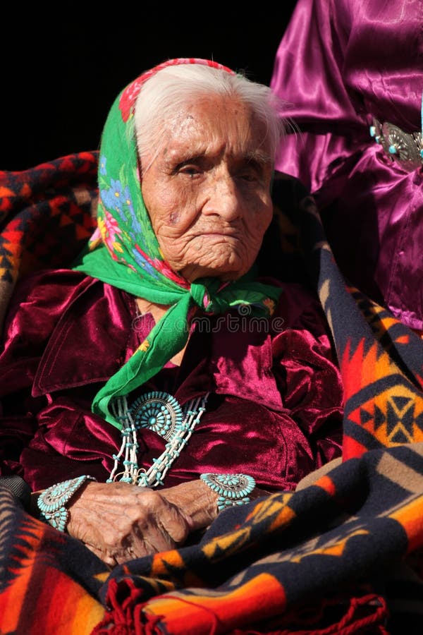 Anciano de Navajo que desgasta la joyería tradicional de Turquiose
