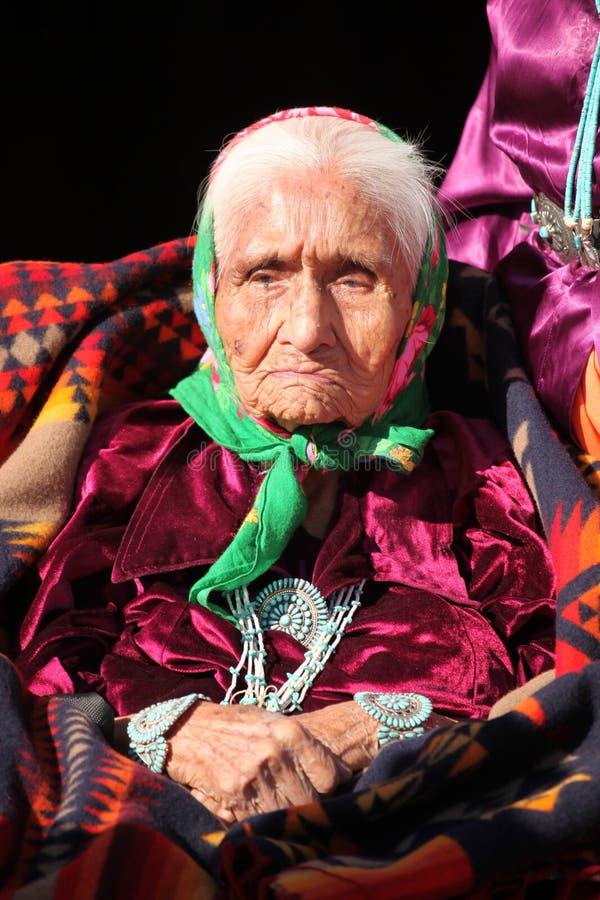 Anciano sabia de Navajo que desgasta la joyería tradicional