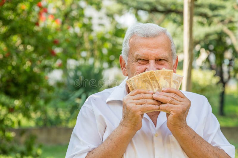 Ancianos que muestran euros imagenes de archivo Ancianos que muestran euros imagenes de archivo
