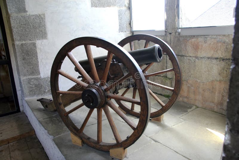 Ancien canon photo stock éditorial. Image du antique 215072473