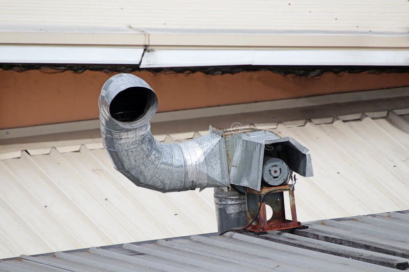 Système De Ventilation De La Toiture D'air Du Bâtiment Commercial Avec  Cheminées En Plastique à Capuchon Et Conduits De Rangée Sur Image stock -  Image du chauffer, centrale: 240521749