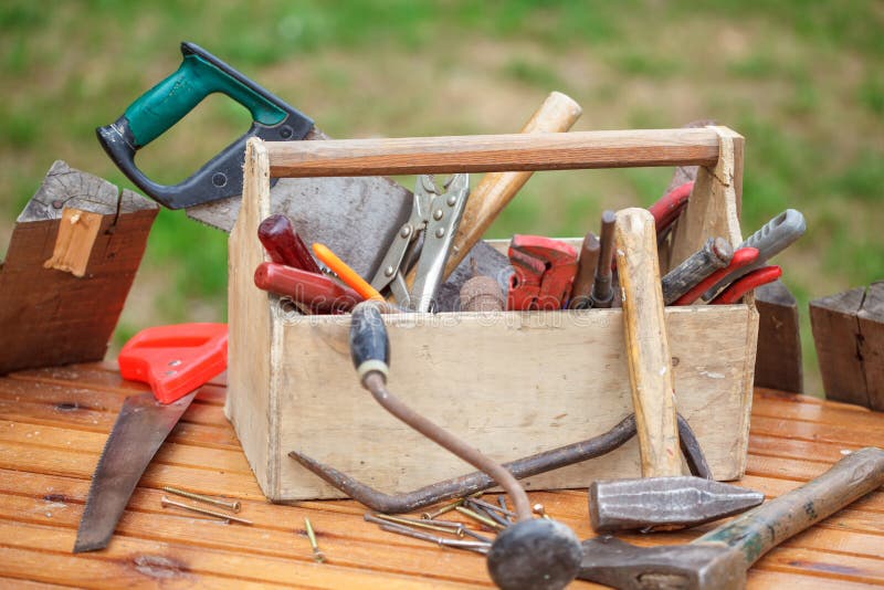 Ancienne Boîte à Outils De Charpentier Avec Des Outils Sur La