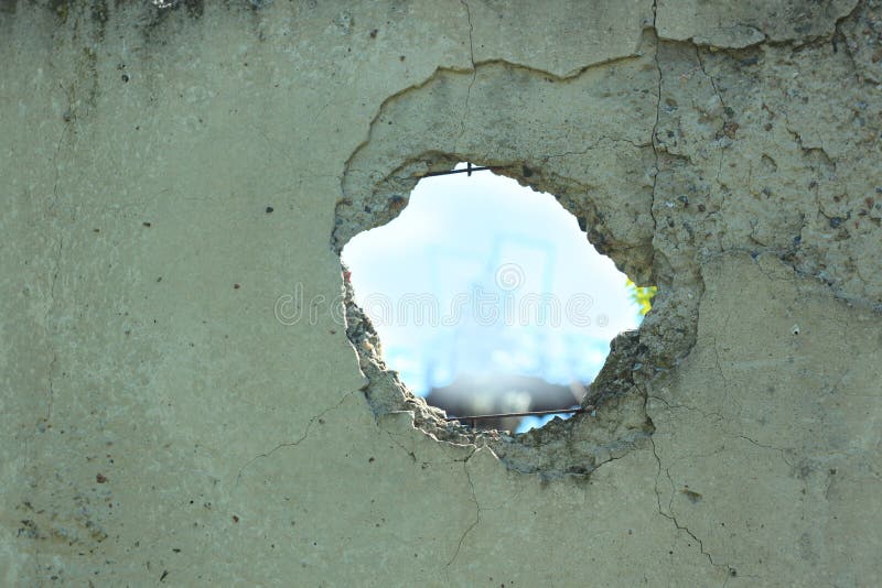 Ancienne clôture en béton avec trou dans le ciel bleu Mur avec tuiles cassées, utilisé comme scène d'horreur, fond pour les infor photo stock Ancienne clôture en béton avec trou dans le ciel bleu Mur avec tuiles cassées, utilisé comme scène d'horreur, fond pour les infor photo stock