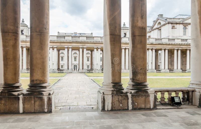 Ancienne université navale royale Greenwich. Vue de gros plan de la colonnade regardant du point de vue de la cour du bloc de roi Williams vers le bloc Londres Royaume-Uni de marys de reine