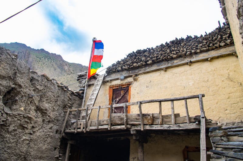 Ancienne ville fortifiée de kagbeni avec monuments en pierre monastères maisons boueuses dans le mustang supérieur du népal image libre de droits