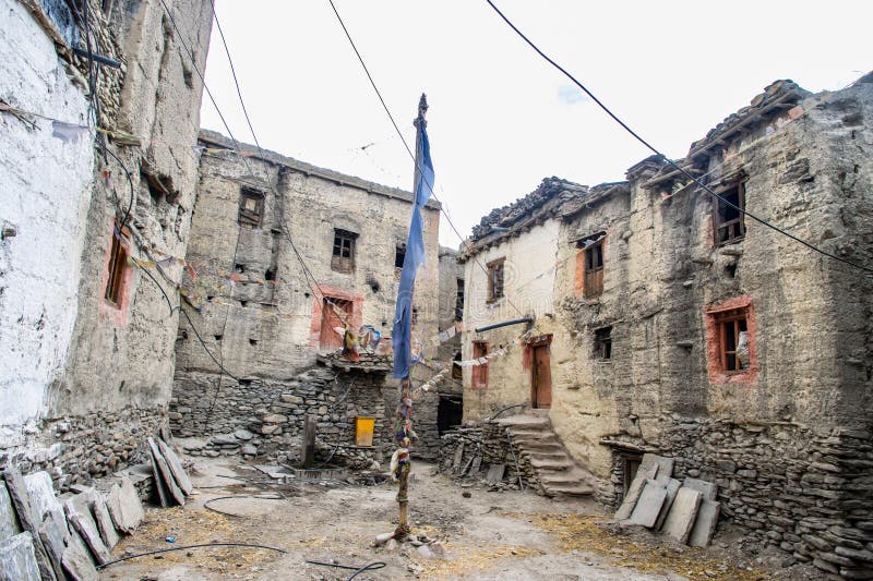 Ancienne ville fortifiée de kagbeni avec monuments en pierre monastères maisons boueuses dans le mustang supérieur du népal image libre de droits