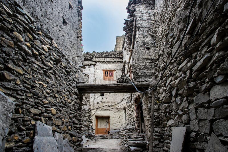 Ancienne ville fortifiée de kagbeni avec monuments en pierre monastères maisons boueuses dans le mustang supérieur du népal photo libre de droits