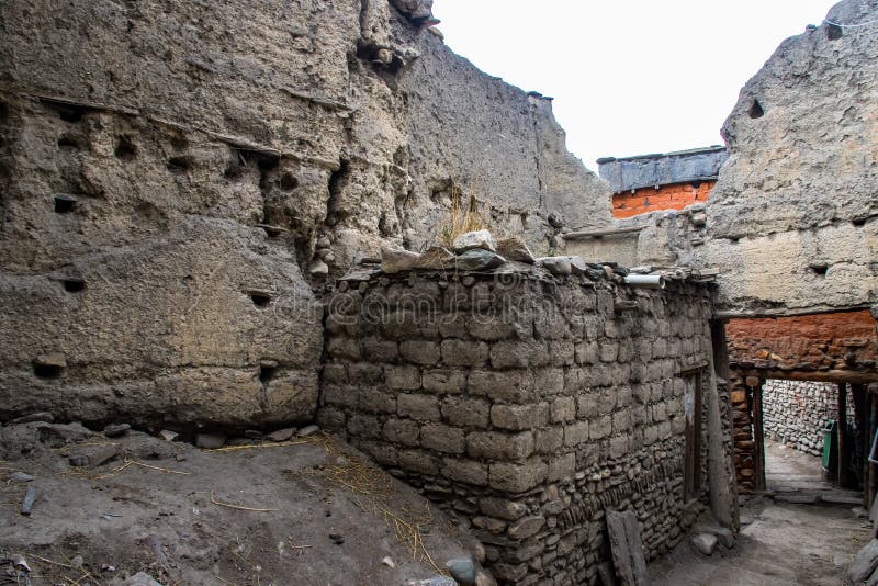 Ancienne ville fortifiée de kagbeni avec monuments en pierre monastères maisons boueuses dans le mustang supérieur du népal photo libre de droits