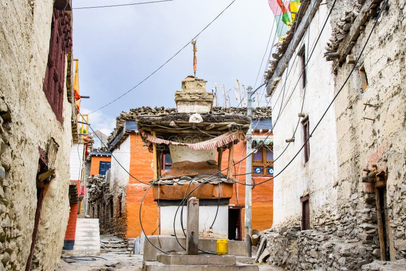 Ancienne ville fortifiée de kagbeni avec monuments en pierre monastères maisons boueuses dans le mustang supérieur du népal image libre de droits