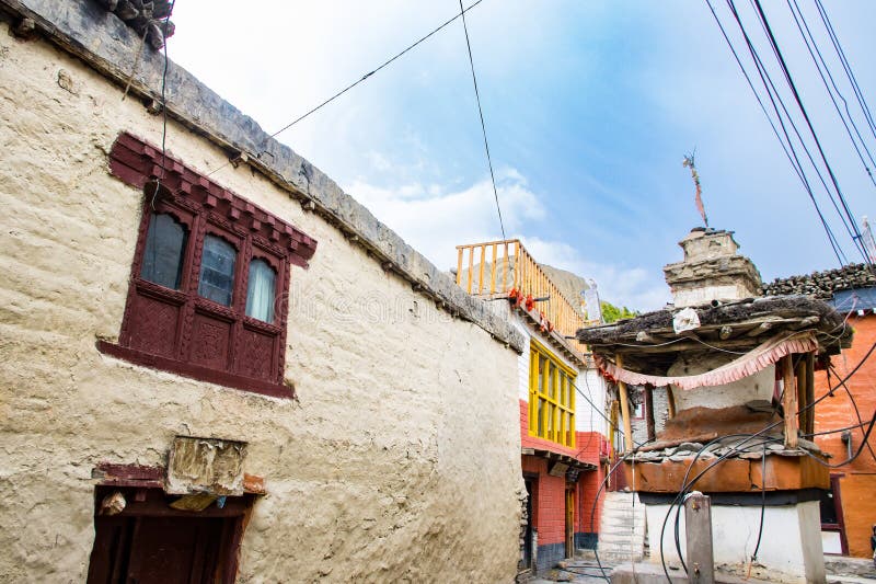 Ancienne ville fortifiée de kagbeni avec monuments en pierre monastères maisons boueuses dans le mustang supérieur du népal photos libres de droits