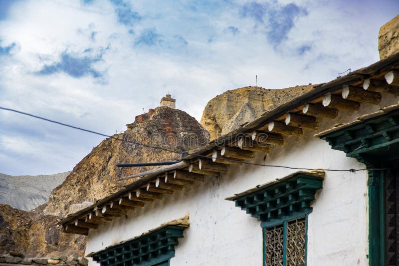 Ancienne ville fortifiée de kagbeni avec monuments en pierre monastères maisons boueuses dans le mustang supérieur du népal photos libres de droits