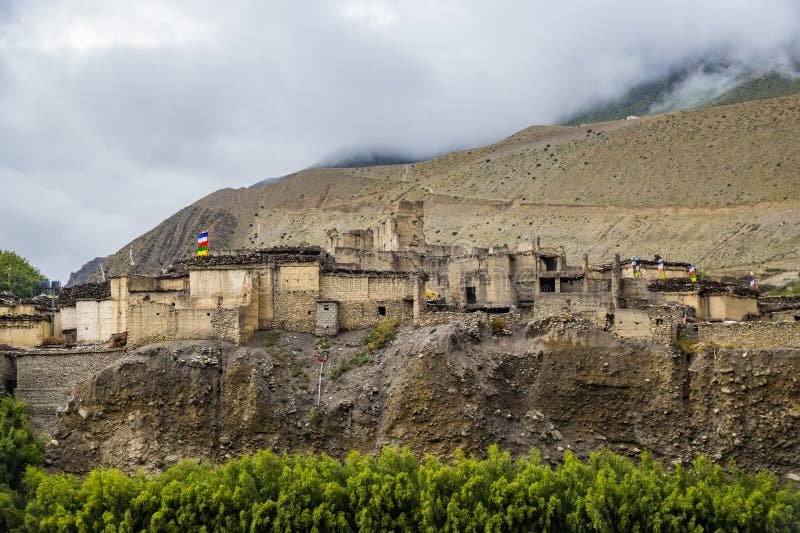 Ancienne ville fortifiée de kagbeni avec monuments en pierre monastères maisons boueuses dans le mustang supérieur du népal images stock