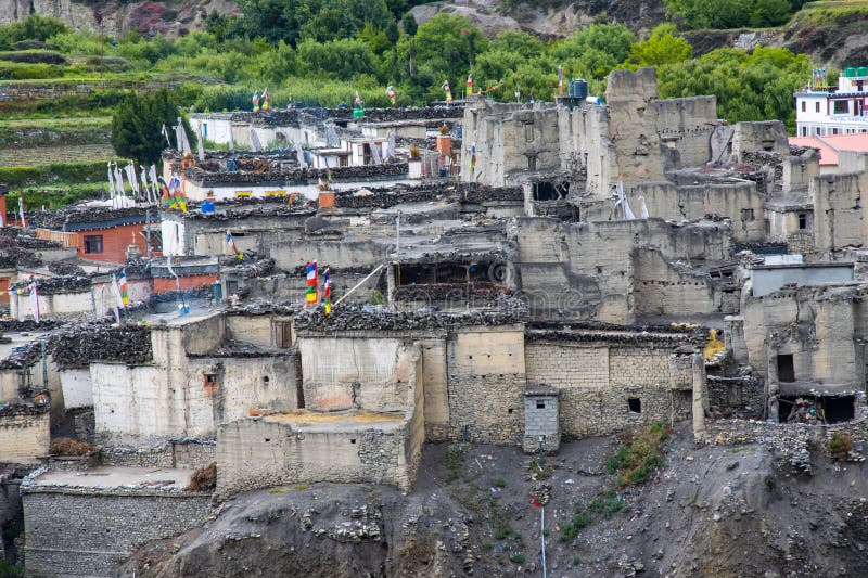 Ancienne ville fortifiée de kagbeni avec monuments en pierre monastères maisons boueuses dans le mustang supérieur du népal image libre de droits