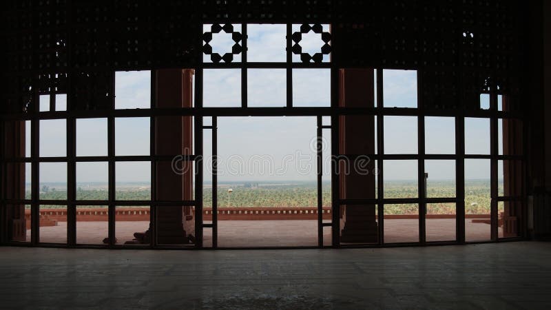 Anciennes ruines de Saddam Hussein Palace de vue intérieure vers le fleuve Euphrate, Babylone, Irak photographie stock libre de droits Anciennes ruines de Saddam Hussein Palace de vue intérieure vers le fleuve Euphrate, Babylone, Irak photographie stock libre de droits