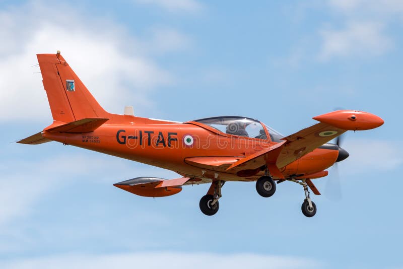 Anciens aéronefs d'instruction italiens de SIAI-Marchetti SF-260AM de l'Armée de l'Air G-ITAF à l'approche à la terre photos libres de droits Anciens aéronefs d'instruction italiens de SIAI-Marchetti SF-260AM de l'Armée de l'Air G-ITAF à l'approche à la terre photos libres de droits