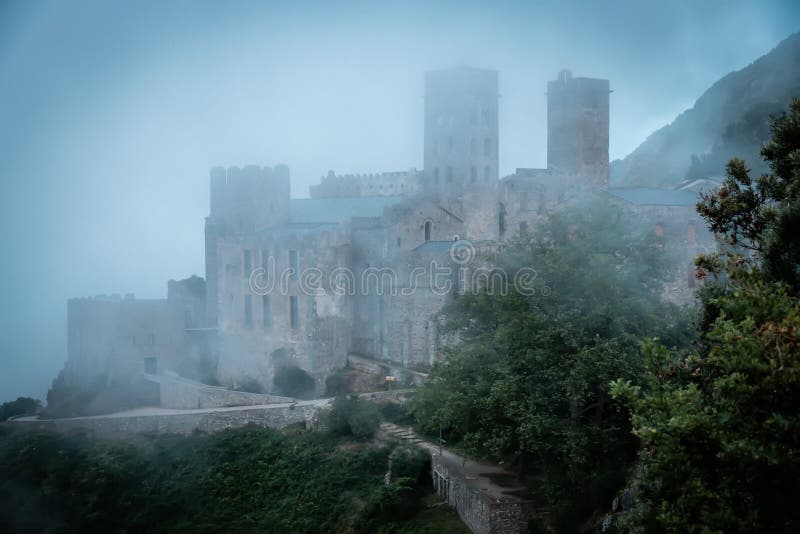 Antiguo la abadía en gordo niebla 