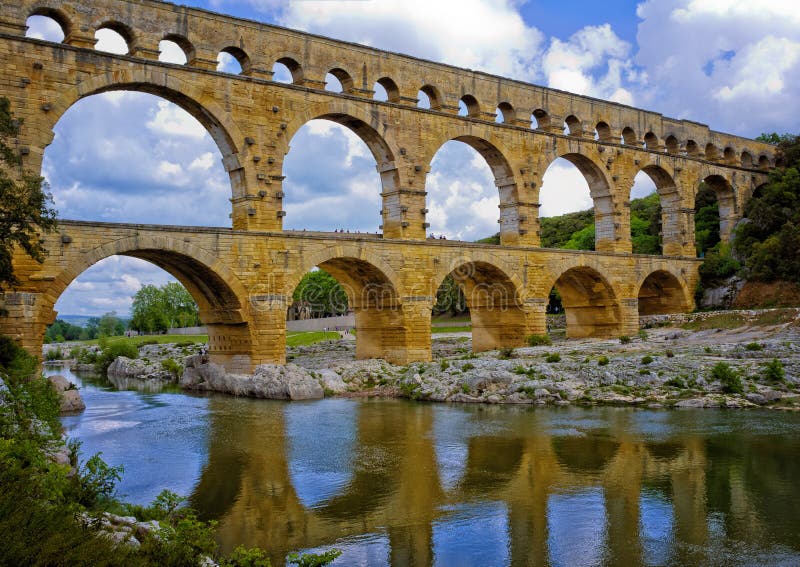 Refleja en dorado la luz de por la tarde, guardia, en, Francia, través de un rio, es un 160 pierna alto romano acueducto construido sobre el para proveer Agua sobre el la ciudad de un rio más cercano, en el primero siglo.