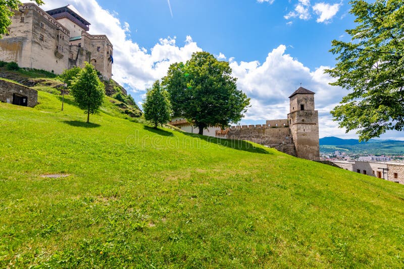 Staroveký hrad Trenčín, Slovensko. Stará pevnosť na kopci, veľké hradby a veže. Letný deň, dramatické mraky pred búrkou