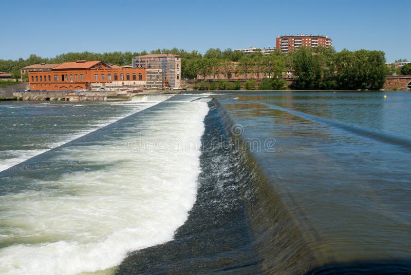 The ancient diverting dam on the Garonne river.