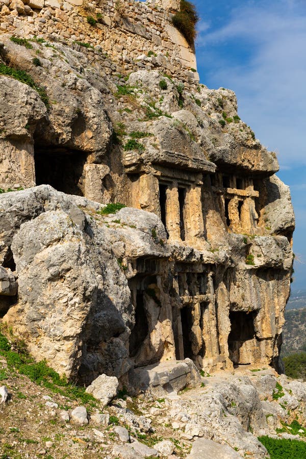 Tlos, Türkiye'de taş uçurumdaki antik Likya kaya mezarları.  Muğla ili, Türkiye'nin Tlos kentindeki kayalıklardaki antik Likya kaya yontulmuş mezarlarının kalıntıları Telifsiz Stok Imajlar